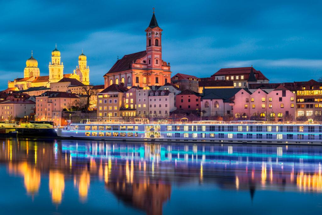 Flusskreuzfahrtschiff am Hafen von Passau