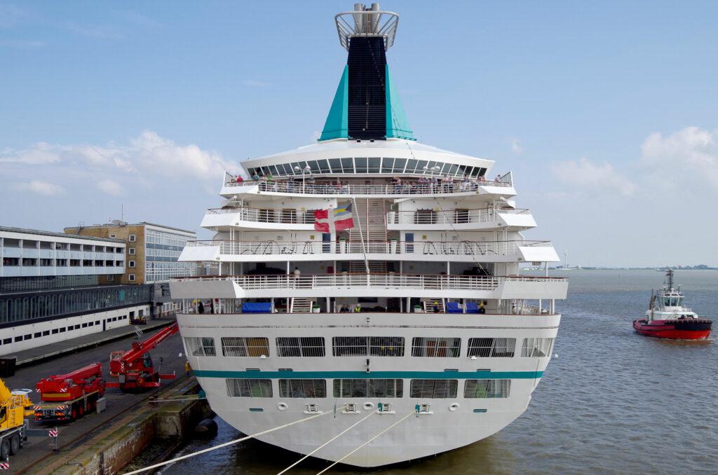 Großes Kreuzfahrtschiff im Hafen von Bremerhaven - bereit zum Ablegen.