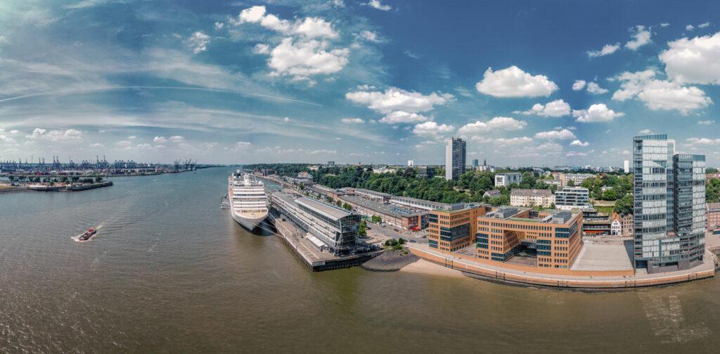 Kreuzfahrtschiff am Kreuzfahrt-Hafen Hamburg Altona