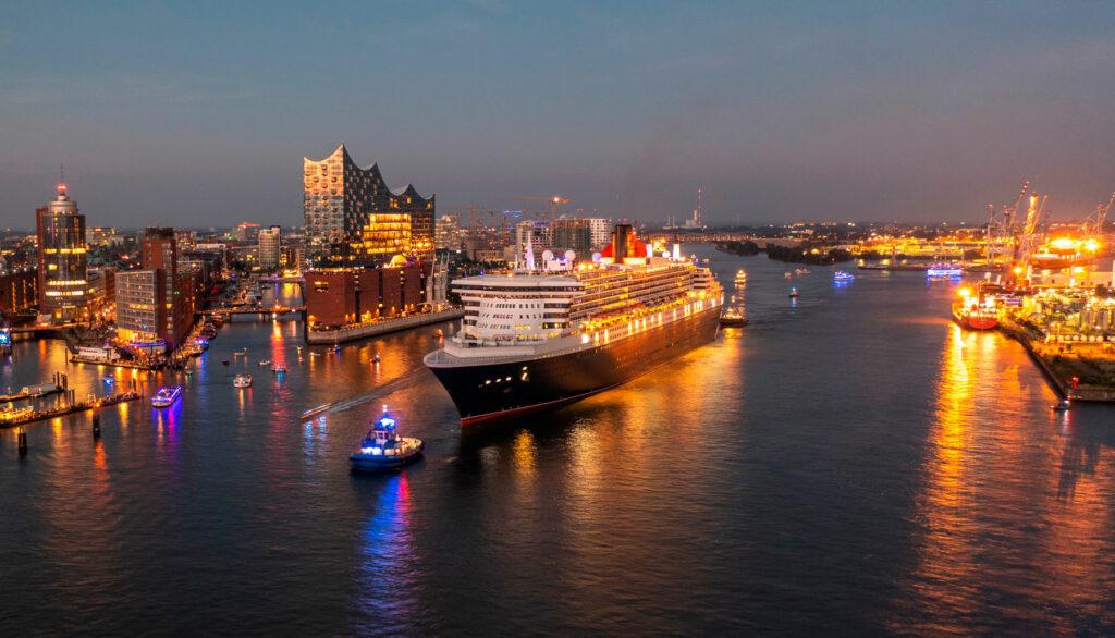 Kreuzfahrtschiff im Hamburger Hafen